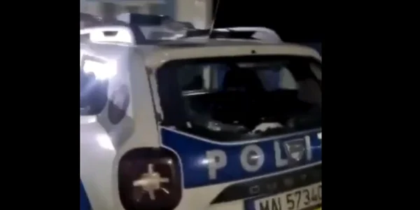 masina politie distrusa cu ciocanul captura jpg