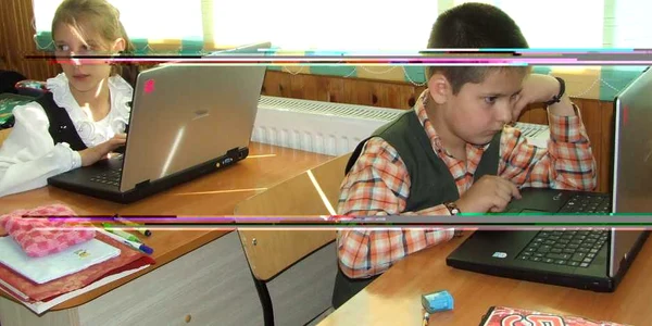 Elevii de clasa a IV-a de la şcoala din Bistriţa lucrează pe laptop cu mare îndemânare