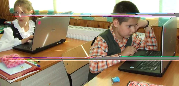 Elevii de clasa a IV-a de la şcoala din Bistriţa lucrează pe laptop cu mare îndemânare