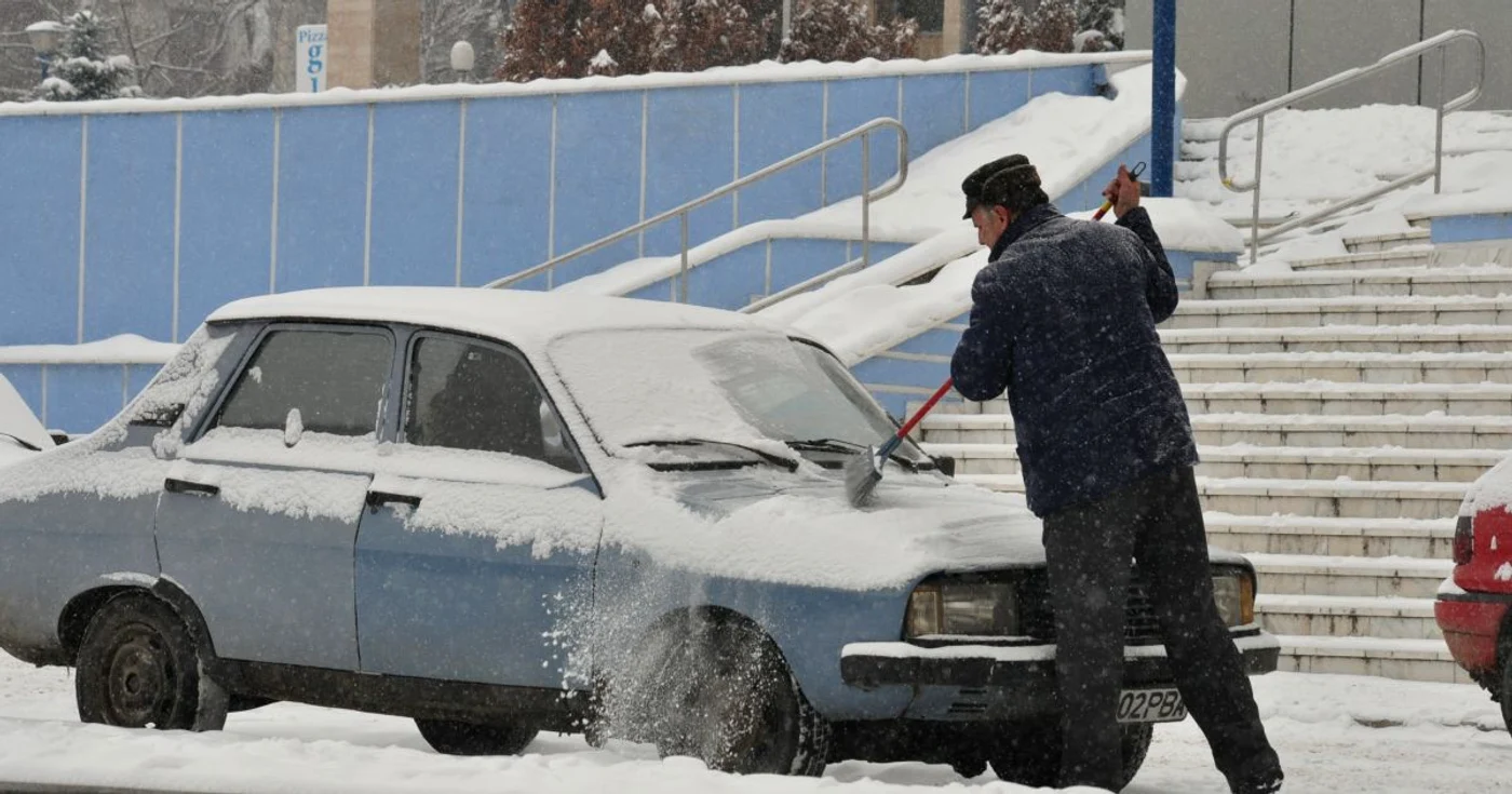 Stratul de zăpadă depăşeşte 10 centimetri FOTO Corina Macavei