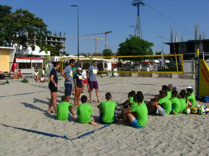 Bogdan Olteanu si ceilalti antrenori, alaturi de copii