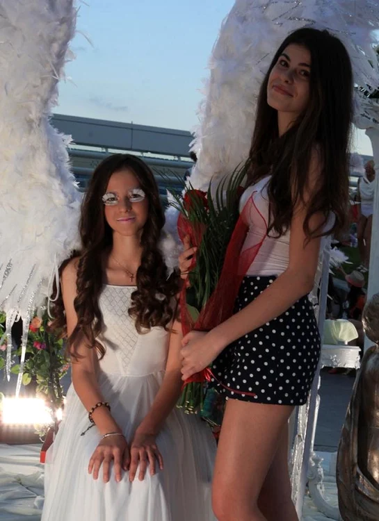 Gloria (stânga) şi Rebeca (dreapta), la lansarea celei mai noi colecţii a mamei lor