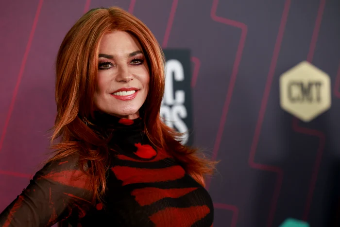 Shania Twain, într-o rochie neagră cu roșu la un eveniment