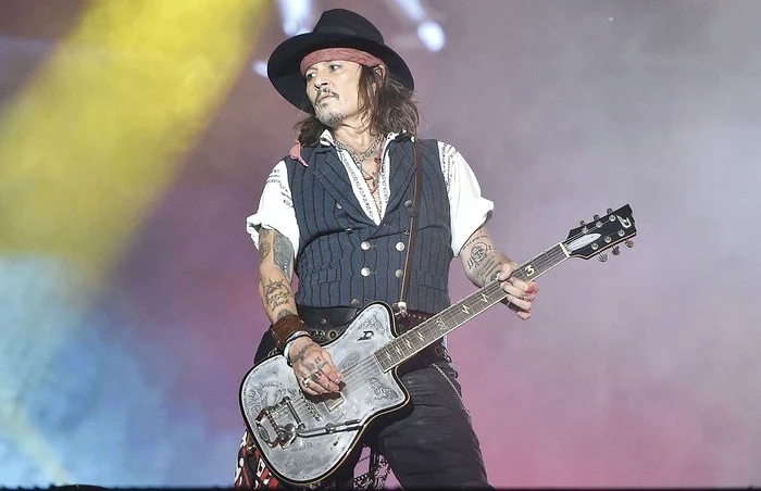 Johnny Depp  a concertat  joia trecută  la Bucureşti