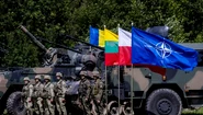 Soldați polonezi și români stau lângă vehicule militare cu steagul NATO Foto AFP jpg