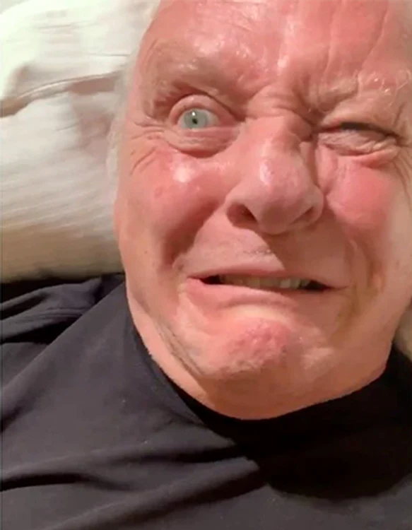 Anthony Hopkins, 82 de ani, se maimuţăreşte mai rău ca un copil de clasa I