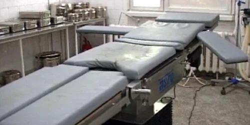 Masa de operaţie a fost sprijinită pe un scaun