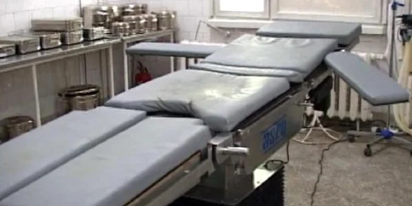 Masa de operaţie a fost sprijinită pe un scaun