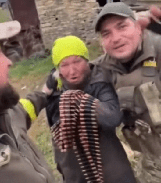 Momentul în care o femeie le oferă soldaților ucraineni un brâu cu muniție furat de la ruși VIDEO