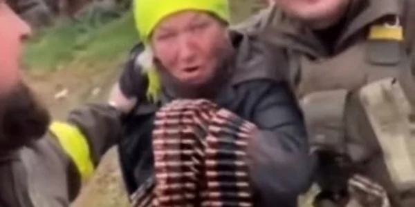 Femeia care a furat un brâu cu muniție de la soldații ruși. Foto: Captură video YouTube