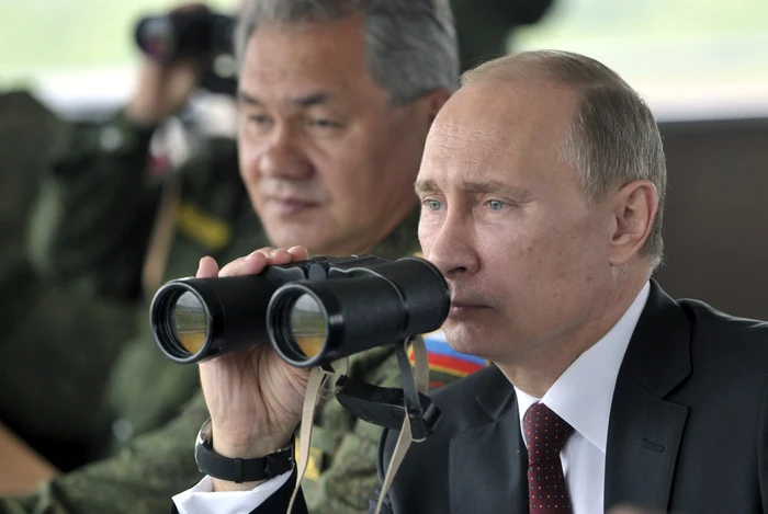 Vladimir Putin, preşedintele Rusiei, urmăreşte exerciţiile militare alături de Sergei Shoigu, ministrul Apărării. FOTO: Reuters