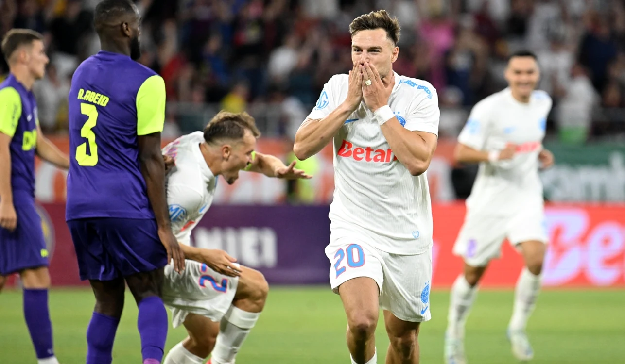 Dennis Politic (dreapta) a debutat cu un gol la FCSB (FOTO: Sportpictures)