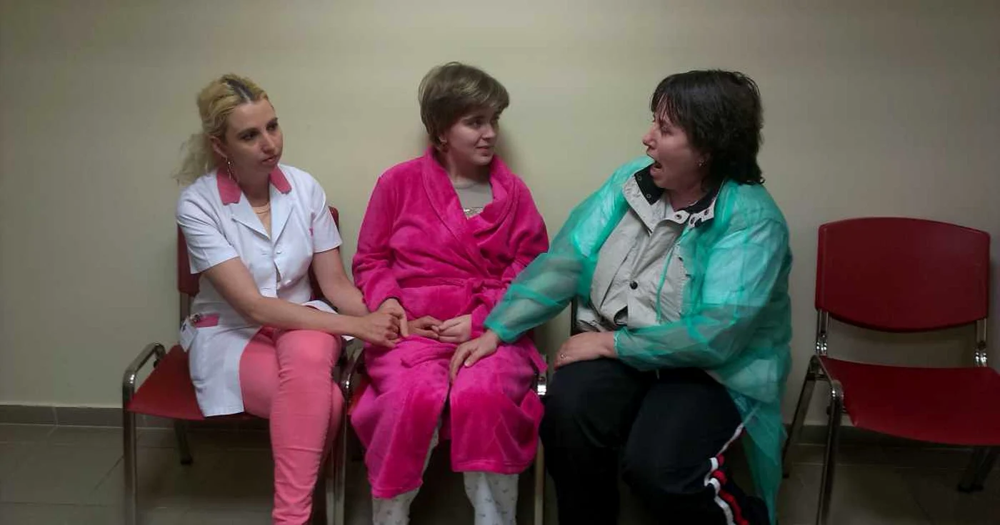 Alexandra Sulinceanu alături de mama ei, Liliana, la scurt timp după operaţie  FOTO Cristina Cîcău