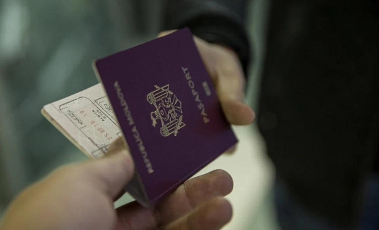 foto pașaport dat spre verificare