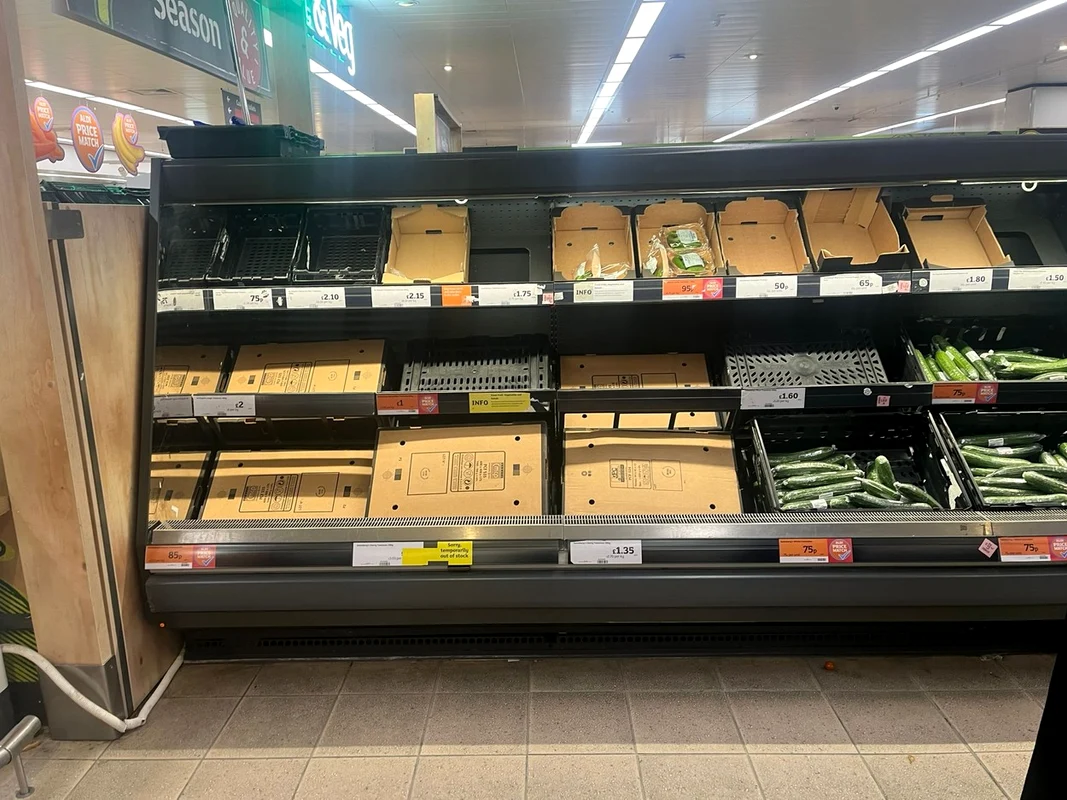 Rafturi goale în UK - legume și fructe raționalizate în supermarketurile din Marea Britanie FOTO Profimedia