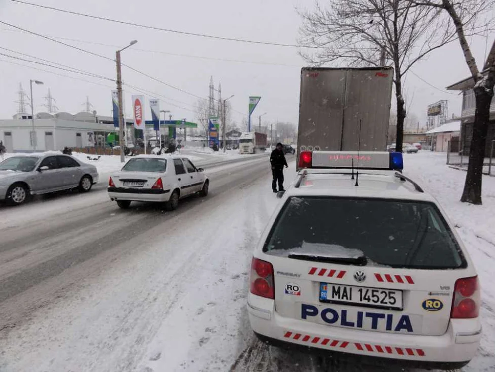 Poliţiştii atrag atenţia asupra importanţei şofatului în siguranţă   (FOTO: Mugurel Manea)