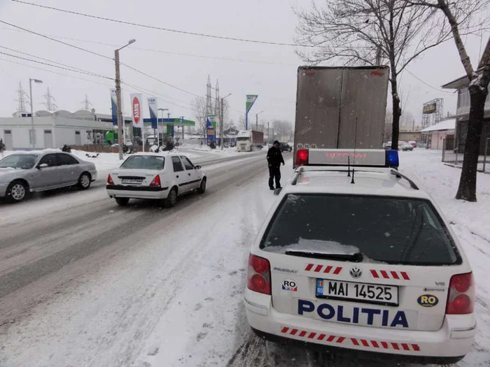 Poliţiştii atrag atenţia asupra importanţei şofatului în siguranţă (FOTO: Mugurel Manea)