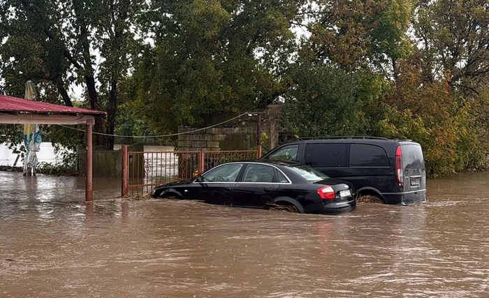Localitatea este izolată din cauza drumurilor inundate FOTO Meteoplus / Facebook