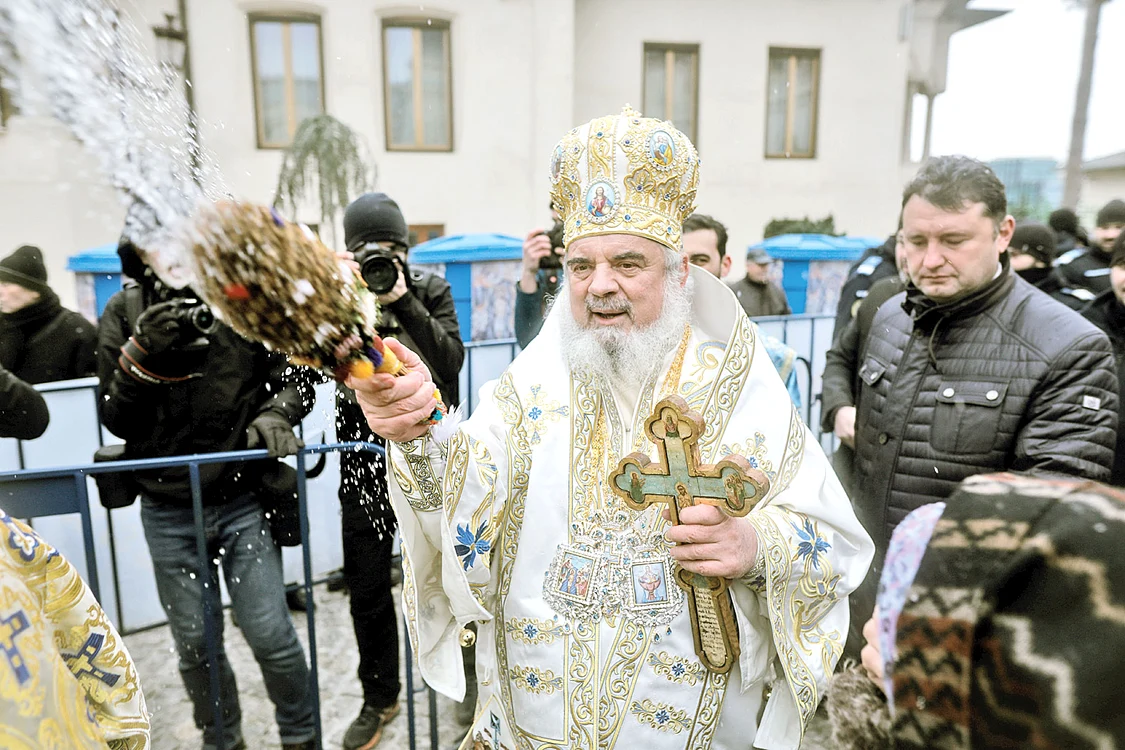 Patriarhul Daniel a sfinţit apa adusă de la izvor