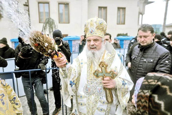 Patriarhul Daniel a sfinţit  apa adusă de la izvor 