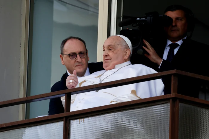 Papa Francisc a fost externat din spital duminică FOTO Profimedia