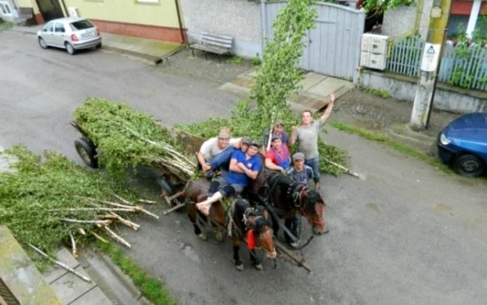 Bătutul armindenilor la porţile fetelor este una dintre tradiţiile care marcheayă venirea verii FOTO Adevărul