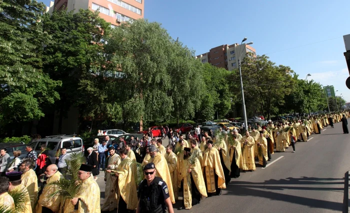 Procesiune a preoţilor ortodocşi FOTO Adevărul