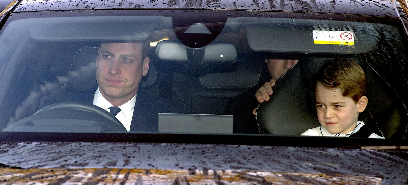 
    Prințul William și fiul lui cel mare, Prințul George, ajungând la cina de Crăciun oferită de Regina Elisabeta a II-aFoto: Profimedia  