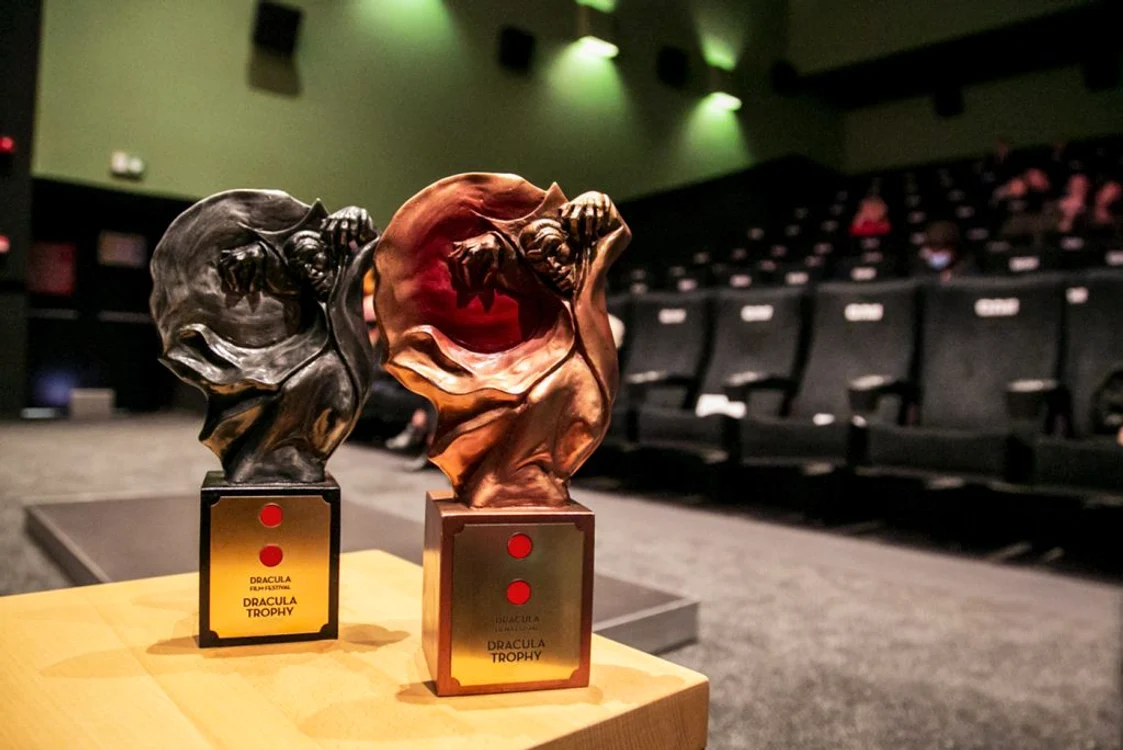 Trofeul decernat celi mai bun film la Festivalul de Film Fantastic de la Brașov FOTO DFF