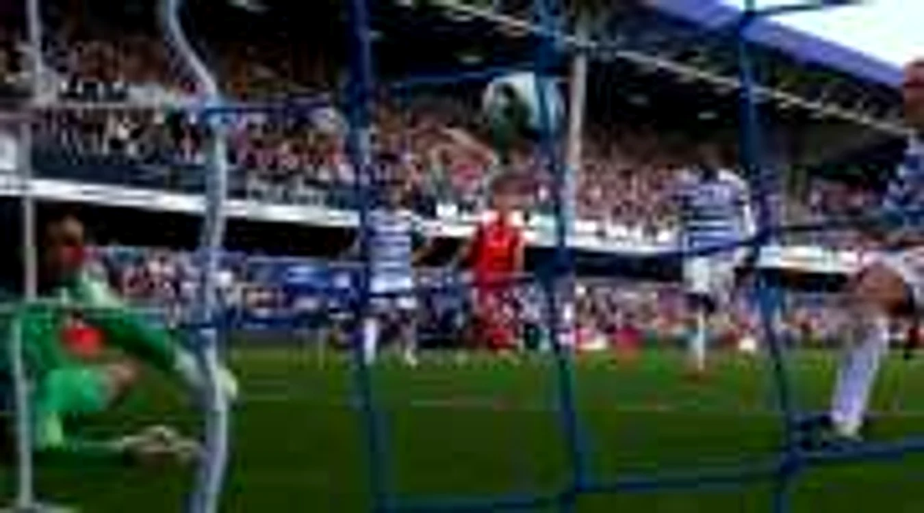 QPR şi-a marcat două autogoluri în meciul cu Liverpool (2-3). FOTO: Getty Images