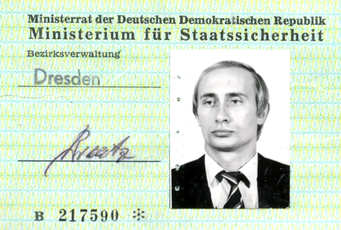 Vladimir Putin avea 33 de ani când a primit această carte de identitate 