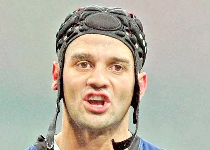 Cristi Chivu a jucat o perioadă cu cască de protecţie, dar şi aşa avea dureri mariFoto: Click!