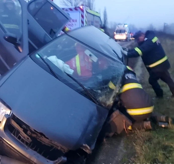 O persoană a rămas încarcerată FOTO ISU Mehedinți