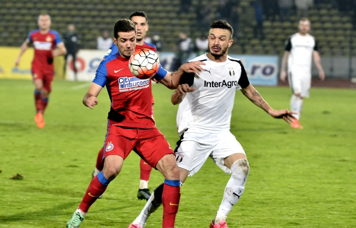 
    Trupele lui Reghecampf şi Şumudică s-au bătut pentru un loc mai în faţă în preliminariile Ligii Campionilor, dar nu prea fac nimic ca să prindă grupele. Cel puţi la transferuri sunt total neinspiraţi. Sau poate le lipsesc baniiFoto: sportpictures.eu  