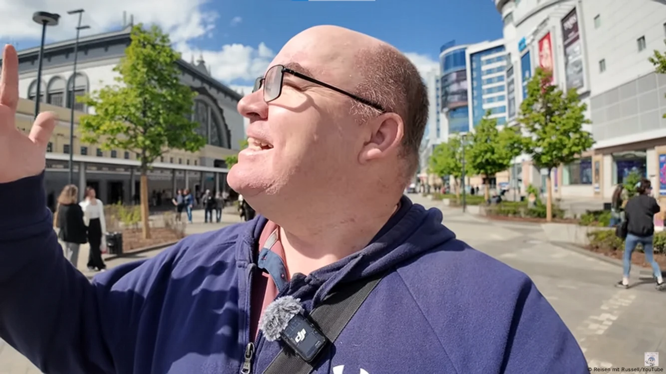 Russell postează pe YouTube secvenţe din noua sa viaţă în Rusia