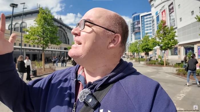 Russell postează pe YouTube secvenţe din noua sa viaţă în Rusia