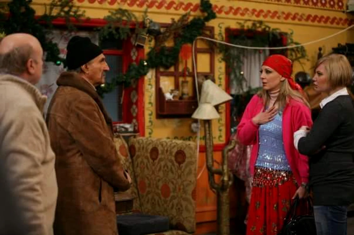 Edith Gonzales (dreapta), alături de Marin Moraru și Gheorghe Dinică, pe platourile de filmare ale telenovelei ”Inimă de țigan””