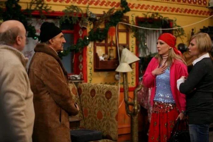 Edith Gonzales (dreapta), alături de Marin Moraru și Gheorghe Dinică, pe platourile de filmare ale telenovelei ”Inimă de țigan””