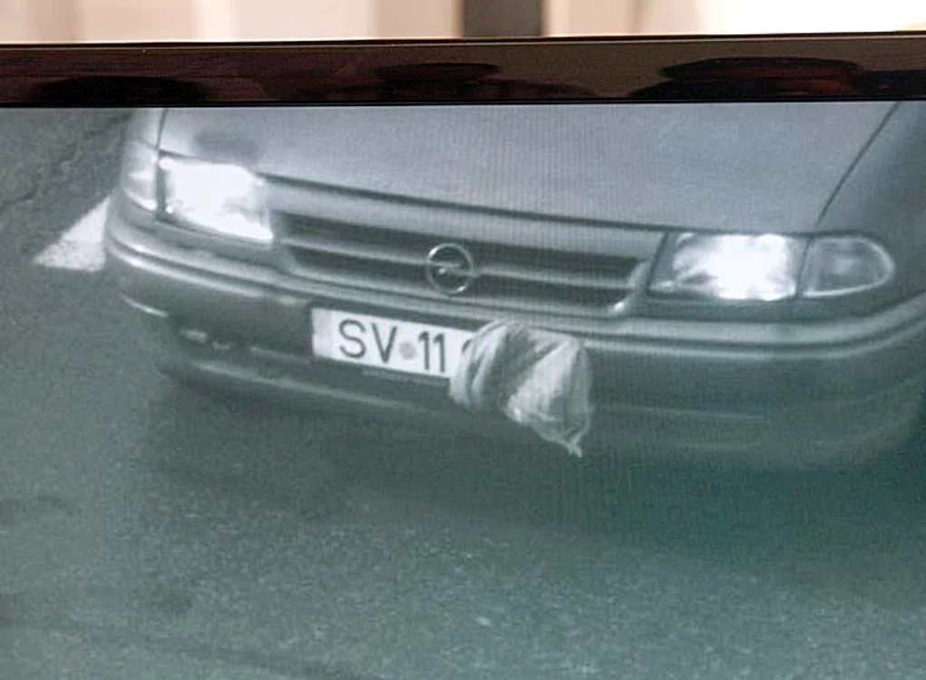 Numărul a fost acoperit ca să fenteze camerele