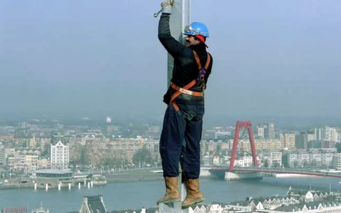 Muncitorii români lucrau în construcţii în cadrul unui complex din Rotterdam. FOTO Reuters