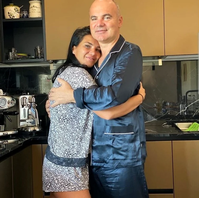 
    Rareș Bogdan și soția sa au petrecut Ziua Îndrăgostiților în bucătărie, senzuali ca doi adolescențiSursa foto: Instagram  