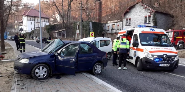 Accident rutier cu patru victime în Căciulata staţiunea Călimăneşti pe DN 7 lângă Vila Cantacuzino - Vâlcea pe Valea Oltului Foto ISU Vâlcea