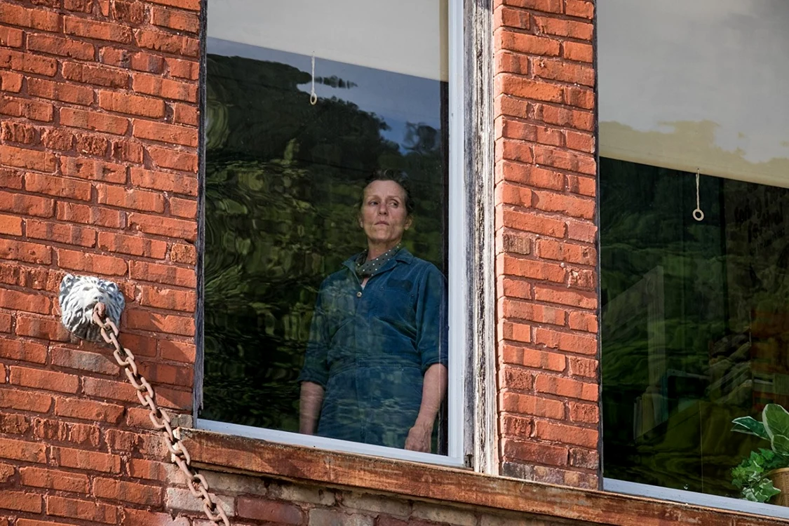 Mildred Hayes (Frances
McDormand) nu-i altceva decât o eroină de western