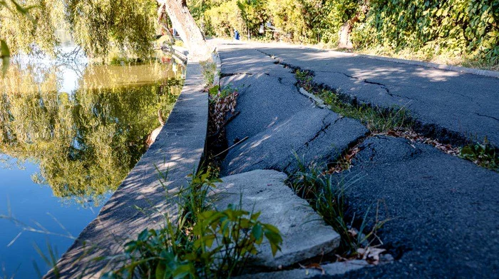 Aleea dintre Clubul de Canotaj și Zona Pescarilor este în pericol de prăbușire FOTO: Facebook