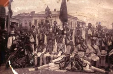 Istoria unei fotografii: Delegația din Târgu Neamț la dezvelirea statuii lui Alexandru Ioan Cuza din Iași jpeg