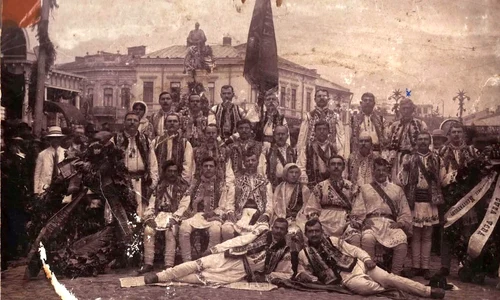 Istoria unei fotografii: Delegația din Târgu Neamț la dezvelirea statuii lui Alexandru Ioan Cuza din Iași jpeg