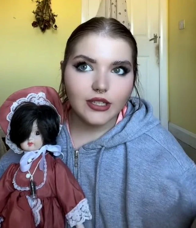 Hannah Rose, cu una dintre păpușile sale bântuite