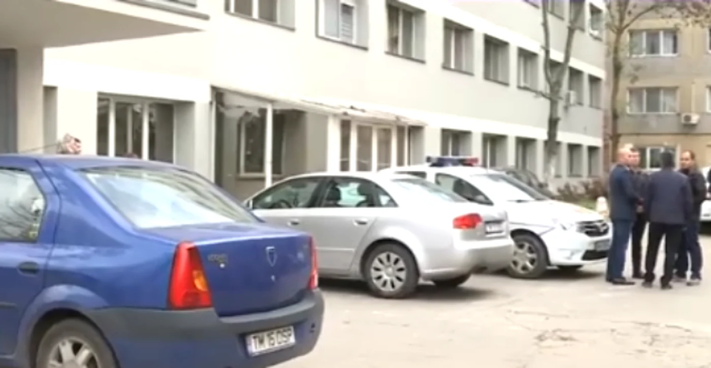 
    Nouă persoane dintr-un bloc de pe strada Mioriţei din Timişoara au ajuns la spital. Trei dintre acestea au murit  