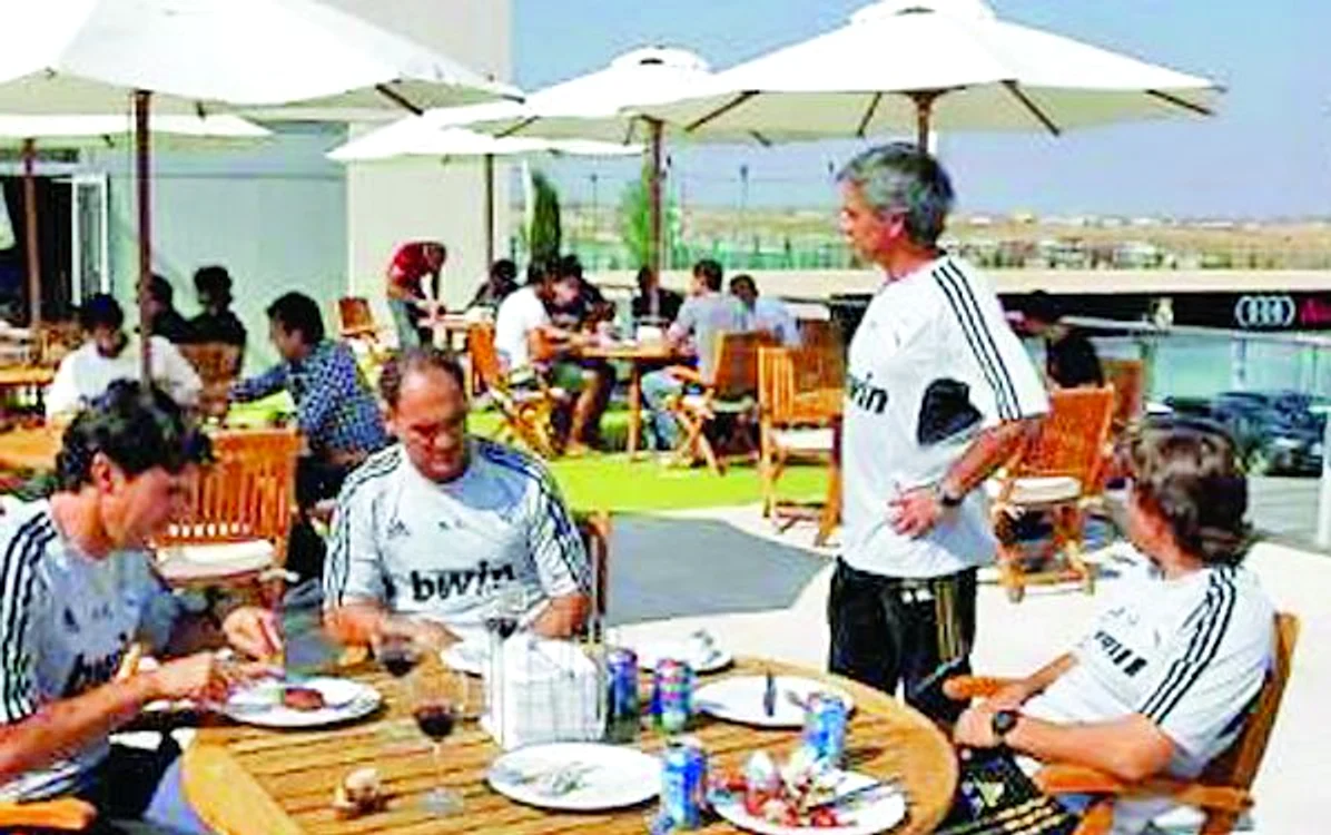 Mourinho s-a aşezat la o masă mai retrasă, cu întreg staff-ul