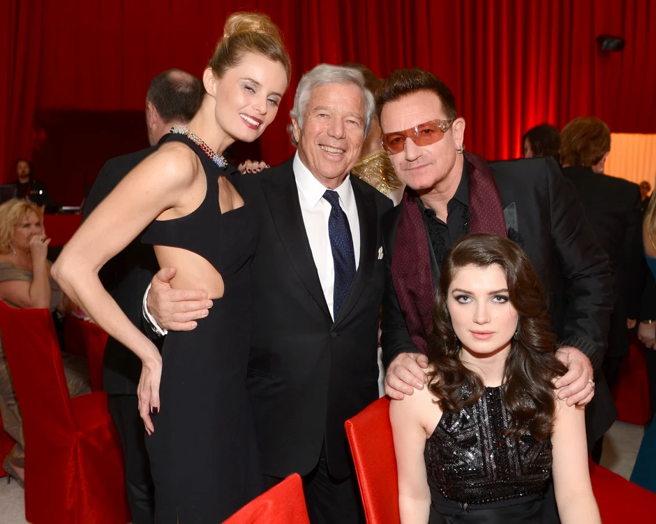 Eve Hewson (jos), alături de tatăl ei, Bono de la U2, la petrecerea Vanity Fair 2013